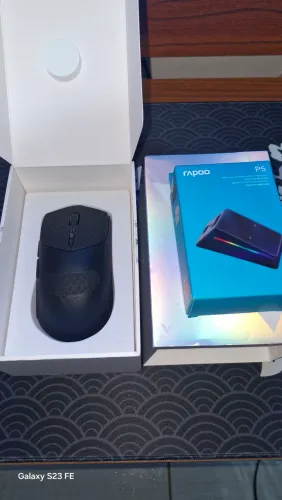 Rapoo VT7 MAX com dock de carregamento.