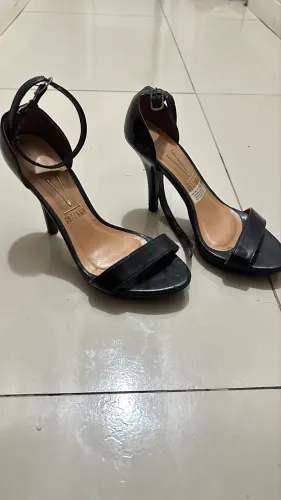 Sandália tira preta