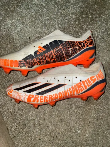 Chuteira Adidas de campo