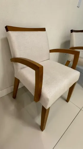 Poltrona em linho cinza claro