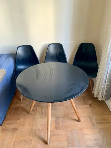 Mesa de jantar redonda + 3 cadeiras