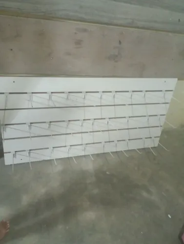Vendo painel canelado vai com 30 ganchos e dois suporte de copos de água e café pra vender