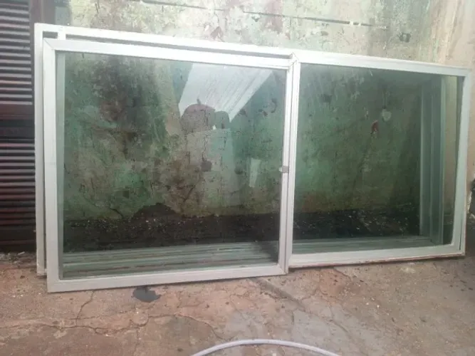Janela de vidros lisos seminova 2m x 1m. negociável!