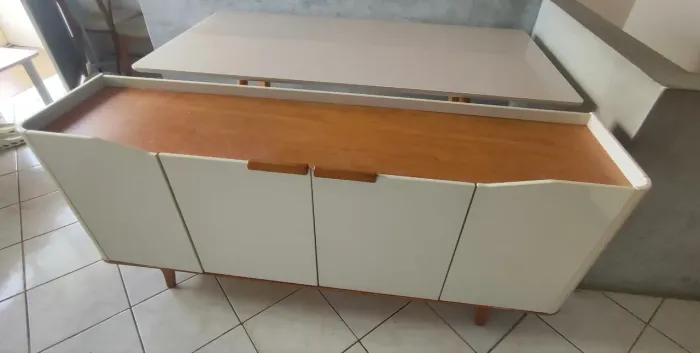 Mesa de jantar 6 lugares (Larshopping) e aparador buffet (Móveis Conquista)
