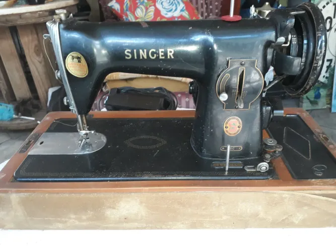 Máquina de Costura Singer Portátil Antiga