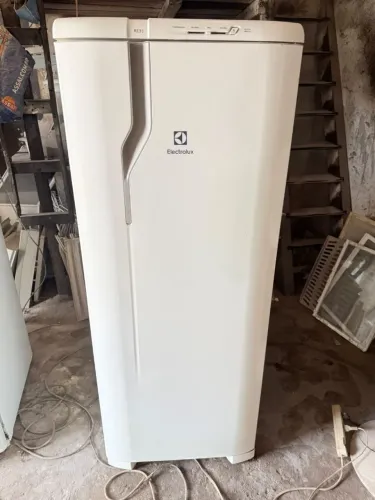 Geladeira eletrolux semi nova top