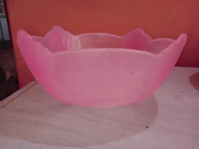 Antiga fruteira rosa de plastico com design em alto relevo