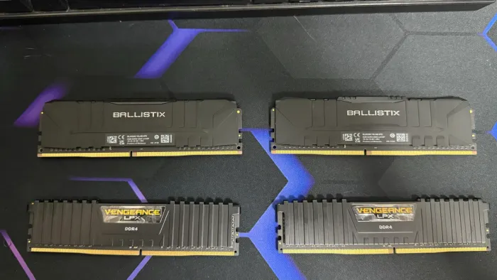 Kit 32GB DDR4 Gamer (4x8GB) 3000MHz Corsair Vengeance + Crucial Ballistix