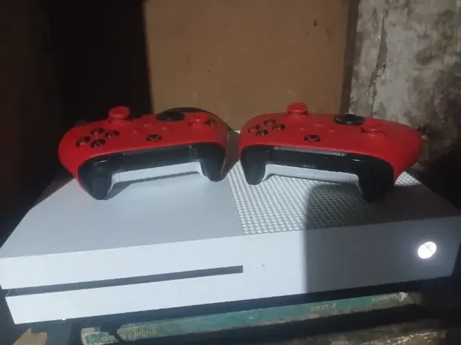 xbox one s zerado com dois controles originais porem um está com problema no analogico