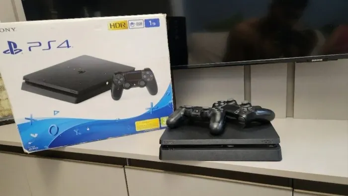 PS4 SLIM 1TB MUITO CONSERVADO + 2 CONTROLES ORIGINAIS - PRONTO PARA JOGAR!
