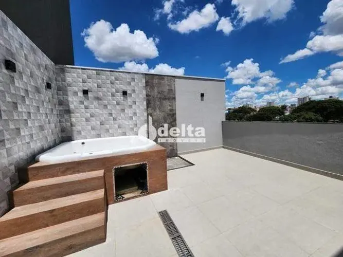 Cobertura disponível para venda no bairro Santa Mônica em Uberlândia-MG