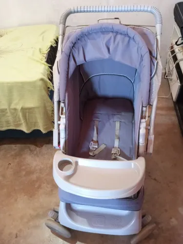 Vende se um carrinho de bebê