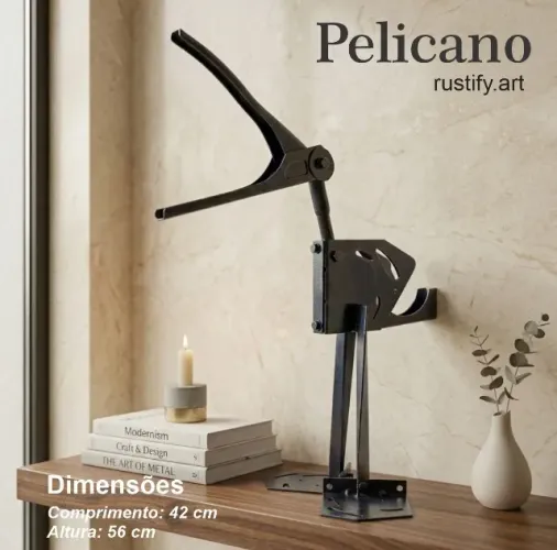 Escultura de pelicano feita com material reciclado arte sustentável e exclusiva