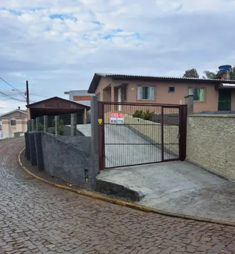 Casa 03 Dormitórios - 02 Banheiros - 02 Vagas de garagem coberta - Terreno 514 m²
