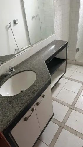 Bancada de banheiro com armário