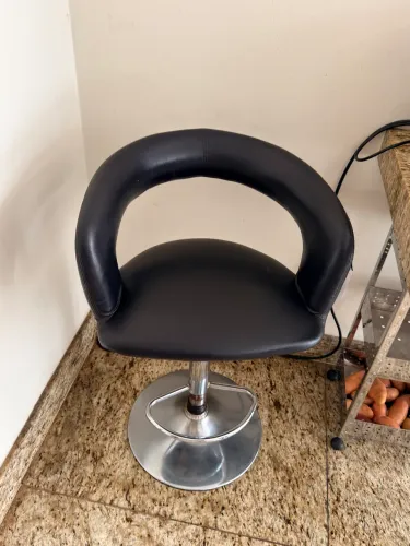 Duas Banqueta LS-290 BK Confortável Estofada com Regulagem de Altura