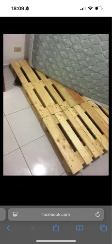 Pallets envernizados para cama de casal