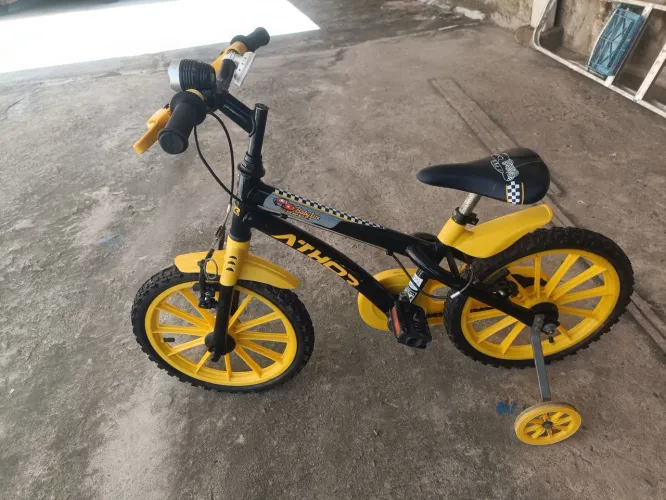 Bicicleta aro 16 athor lux baby preta e amarela.