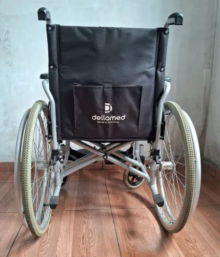 Vendo cadeira de rodas DellaMed