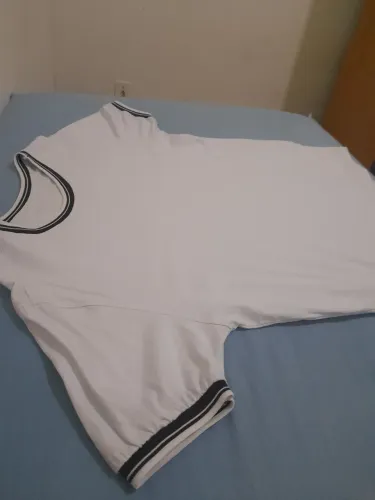 Camisa Branca com detalhes pretos nas Mangas e gola