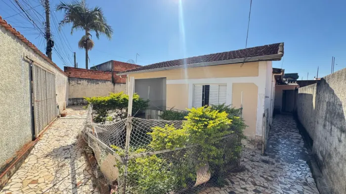 Locação - Casa Com Amplo Quintal e Edícula Em Tatuí - Bairro Juca Menezes