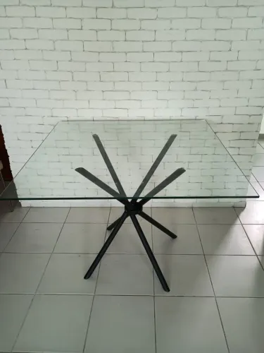 Vendo mesa de vidro com base tubular e tampo quadrado de vidro temperado( 1,05x1,05cm)