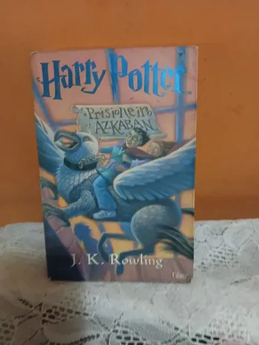 Livro " Harry Potter e o prisioneiro de AzkaBan ".