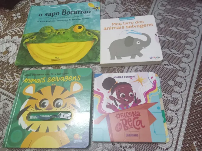 Quatro livros em capa dura infantis interativos e páginas interativas