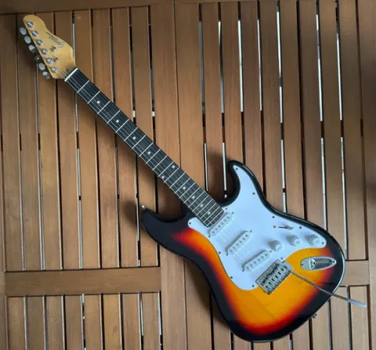 Guitarra elétrica Giannini Standard G-100 de choupo 3-tone com diapasão de madeira técnica