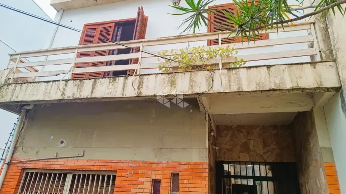 Casa antiga na rua Carlos Trein Filho no bairro Auxiliadora em Porto Alegre para reformar