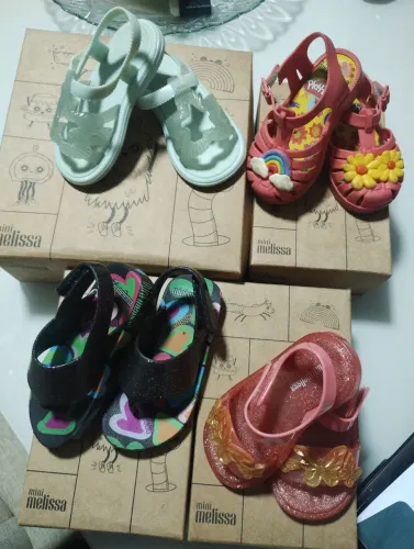 Lotinho de 11 pares de calçados de menina