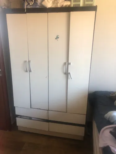 Guarda-roupa de solteiro de 4 portas e 4 gavetas externas, feito de madeira MDP