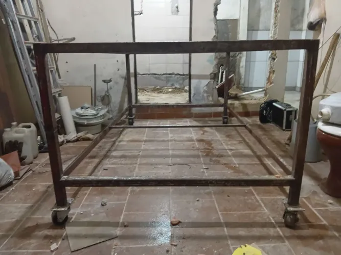 Bancada de serviço com rodízio e chapas de 2mm de 1.20 MT x 2.00 MT 