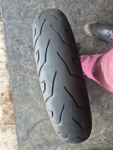 Um pneu 140/70/17 Michelin para moto tipo cb Twitter e outras (150 em 2× no ct