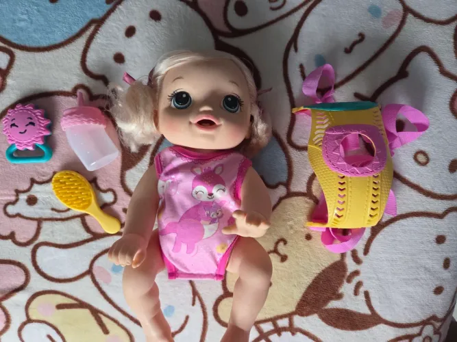 Baby alive engatinha com acessórios 
