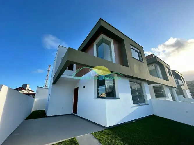 Casa de dois pavimentos, financiável, com 3 quartos, um deles suíte, a 450 metros da Praia