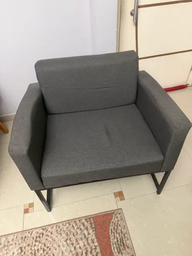 Poltrona cinza com pés de ferro preto
