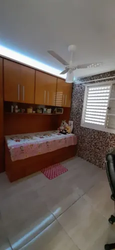 Guarda-roupa com duas camas