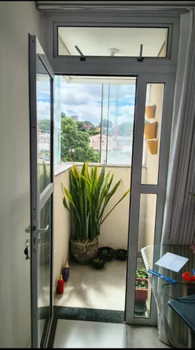 Porta alumínio branco com báscula e vidro 2.10x1.00