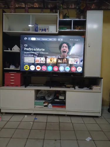 Estante grande preta e branca
