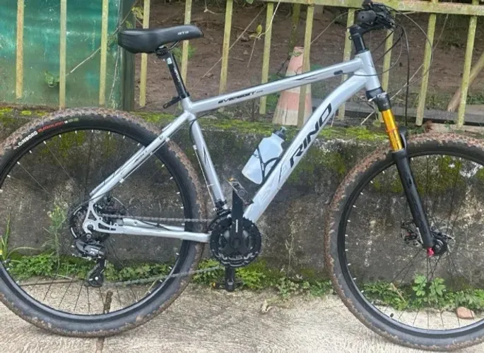 Bicicleta com brinde: capacete e mochila de hidratação