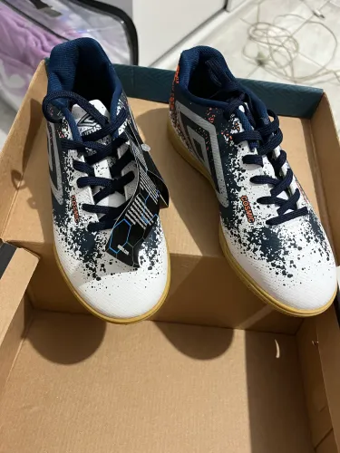 Chuteira unissex umbro cosmic futsal futebol adequada grama sintetica
