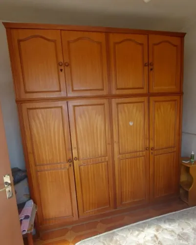 VENDA URGENTE - GUARDA-ROUPA EM MADEIRA MACIÇA - R$ 700 ?