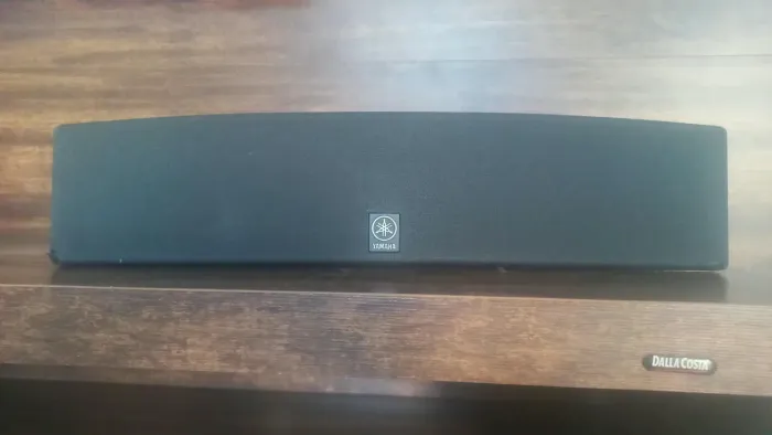 5 caixas sendo 4 satélites e 1 frontal para home cine Yamaha
