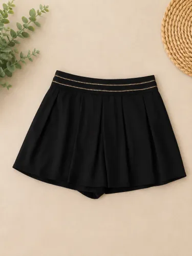Shorts saia preto com detalhes em metal
