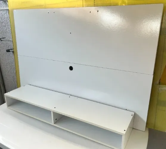 Painel de TV Suspenso Branco com Prateleira/Nicho
