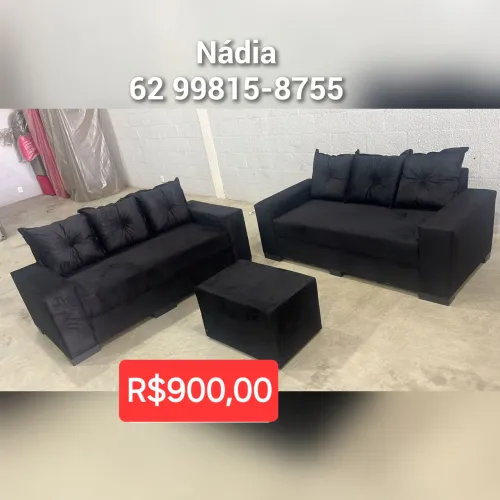 Sofá preto o jogo com puff