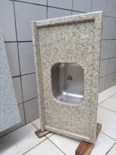 Pia de granito com cuba de inox embutida