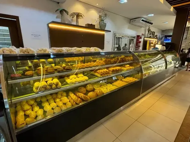 Vitrine 2,5m Vidro Curvo Em Aço Inox E Acabamento Em Granito 