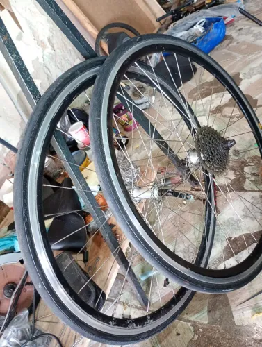 Par de rodas speed com cassete e corrente usadas de 8v